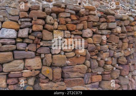 Difese costiere contro le inondazioni, muri marini, barriere solide, calcestruzzo, muratura, gabbioni, maree elevate, picchi di tempesta, ingegneria leggera, tecnica di gestione naturale Foto Stock