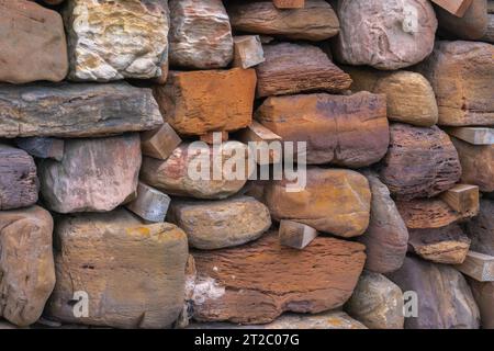 Difese costiere contro le inondazioni, muri marini, barriere solide, calcestruzzo, muratura, gabbioni, maree elevate, picchi di tempesta, ingegneria leggera, tecnica di gestione naturale Foto Stock