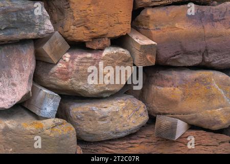 Difese costiere contro le inondazioni, muri marini, barriere solide, calcestruzzo, muratura, gabbioni, maree elevate, picchi di tempesta, ingegneria leggera, tecnica di gestione naturale Foto Stock