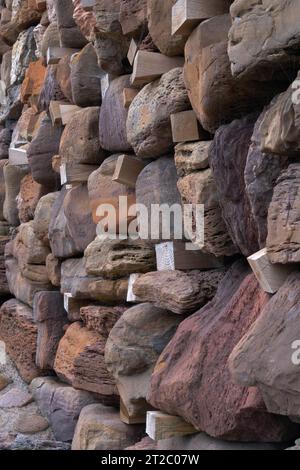 Difese costiere contro le inondazioni, muri marini, barriere solide, calcestruzzo, muratura, gabbioni, maree elevate, picchi di tempesta, ingegneria leggera, tecnica di gestione naturale Foto Stock