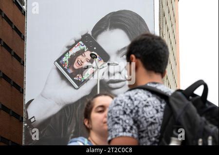 Madrid, Spagna. 16 settembre 2023. Samsung, conglomerato di elettronica multinazionale sudcoreana, pubblicizza lo smartphone Samsung Galaxy Z Flip5 e Fold5 5G su un cartellone in Spagna. (Immagine di credito: © Xavi Lopez/SOPA Images via ZUMA Press Wire) SOLO PER USO EDITORIALE! Non per USO commerciale! Foto Stock