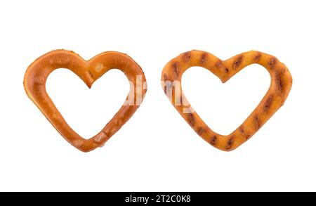 Pretzel a forma di cuore isolato su bianco con percorso di ritaglio Foto Stock