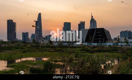 Aquiloni volanti a ho chi Minh City al tramonto Foto Stock