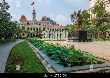 Statua di ho chi Minh con il Poeples Committee Building alle spalle Foto Stock