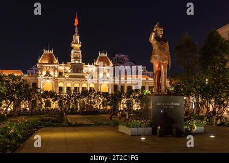 Statua di Hi chi Minh e edificio del Comitato del popolo di notte Foto Stock