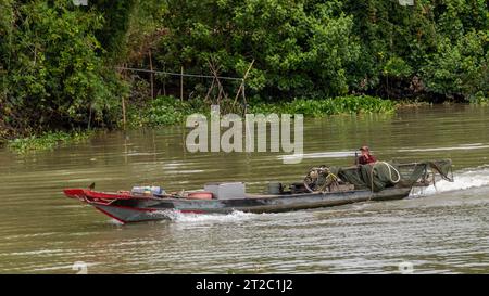 Peschereccio sul delta del fiume Mekong, Vietnam Foto Stock