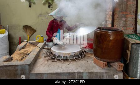 Preparazione della torta di riso, Delta del Mekong, Vietnam Foto Stock