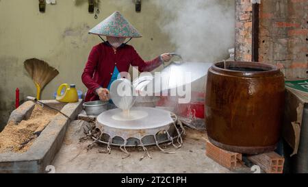 Preparazione della torta di riso, Delta del Mekong, Vietnam Foto Stock