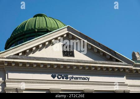 CVS Drug Store si trova nell'ex edificio della New York Savings Bank a Chelsea, 2023, New York City, USA Foto Stock
