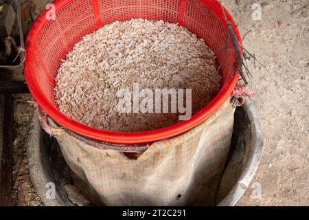 Piattening Rice, in Cambogia rurale Foto Stock