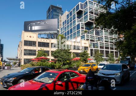 L'incrocio tra la Ninth Ave. E la W. 14th St. Nel quartiere meatpacking presenta moderni edifici futuristici, 2023, New York City, USA Foto Stock