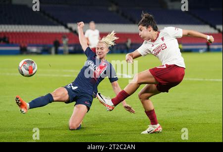 Il Paris Saint-Germain Korbin Albert (a sinistra) e la Lucia Garcia del Manchester United in azione durante la partita di qualificazione della UEFA Women's Champions League al secondo turno al Parc des Princes di Parigi, in Francia. Data foto: Mercoledì 18 ottobre 2023. Foto Stock