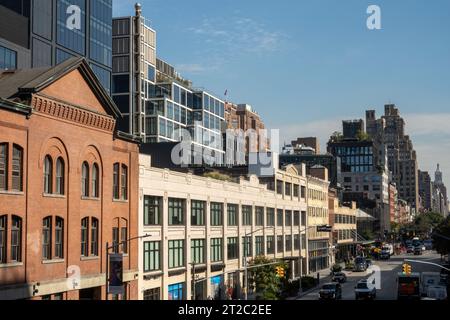 Edifici lungo W. 14th St., nel quartiere di meatpacking, come visto dall'autostrada, 2023, New York City, USA Foto Stock