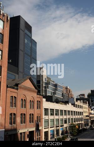 Edifici lungo W. 14th St., nel quartiere di meatpacking, come visto dall'autostrada, 2023, New York City, USA Foto Stock