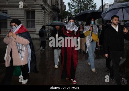 Londra, Regno Unito. 18 ottobre 2023. Centinaia di manifestanti pro-Palestina si riuniscono fuori Downing Street per chiedere la fine della violenza in Medio Oriente e candele per le vittime uccise nell'esplosione dell'ospedale al-Ahli. (Immagine di credito: © Velar Grant/ZUMA Press Wire) SOLO USO EDITORIALE! Non per USO commerciale! Foto Stock