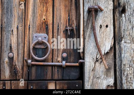 Dettagli Daaoor e Latch in legno vecchio Foto Stock