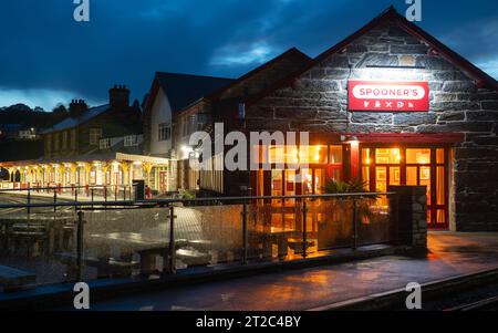 Spooners Cafe Bar and Grill, stazione ferroviaria di Porthmadog Harbour, Gwynedd, Galles del Nord. Immagine scattata nell'ottobre 2023. Foto Stock