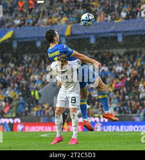 Praga, Cechia - 14 ottobre 2023: L'Ucraina Taras Stepanenko (R) lotta per un pallone con Ezgjan Alioski della Makedonia settentrionale durante la partita di qualificazione A UEFA EURO 2024 all'Epet Arena. L'Ucraina ha vinto 2-0 Foto Stock