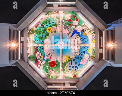 osaka, giappone - 4 dicembre 2022: La torre Tsutenkakuʼs soffitto dipinto murale di fiori e pappagalli con il nome sponsor Club Cosmetics Foto Stock