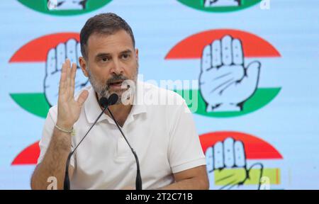 Nuova Delhi, India. 18 ottobre 2023. Rahul Gandhi, leader del partito del Congresso Nazionale Indiano, ha visto rivolgersi ai media sul quotidiano straniero Financial Times, ha recentemente riferito ad Adani Group di sovrafatturare le importazioni di carbone durante una conferenza stampa presso la sede del partito del Congresso. Credito: SOPA Images Limited/Alamy Live News Foto Stock