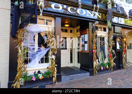 Daniel o'Connelll's Irish Restaurant & Bar, facciata anteriore decorata per Halloween, Old Town, Alexandria, Virginia, USA> Foto Stock