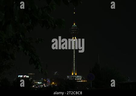 Servizio notturno di Milad Tower . Teheran.Iran Foto Stock