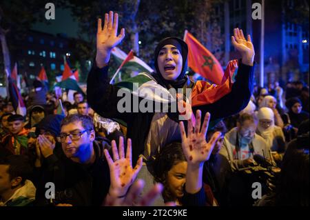 Gaza il 7 ottobre 2023, persone che protestano durante una manifestazione a sostegno del popolo palestinese. La comunità palestinese di Madrid ha chiesto una protesta davanti all'Ambasciata di Israele dopo un'esplosione all'ospedale arabo di al-Ahli che ha ucciso centinaia di palestinesi. I manifestanti stanno manifestando contro gli attacchi israeliani alla Striscia di Gaza durante il conflitto israelo-palestinese dopo che il gruppo militante palestinese Hamas ha lanciato il più grande attacco a sorpresa da Gaza il 7 ottobre, che ha provocato una dichiarazione di guerra da parte del primo ministro israeliano Benjamin Netanyahu. Foto Stock