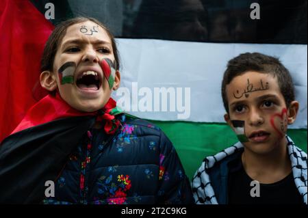 Gaza il 7 ottobre 2023, due giovani bambini protestarono durante una manifestazione a sostegno del popolo palestinese. La comunità palestinese di Madrid ha chiesto una protesta davanti all'Ambasciata di Israele dopo un'esplosione all'ospedale arabo di al-Ahli che ha ucciso centinaia di palestinesi. I manifestanti stanno manifestando contro gli attacchi israeliani alla Striscia di Gaza durante il conflitto israelo-palestinese dopo che il gruppo militante palestinese Hamas ha lanciato il più grande attacco a sorpresa da Gaza il 7 ottobre, che ha provocato una dichiarazione di guerra da parte del primo ministro israeliano Benjamin Netanyahu. Foto Stock