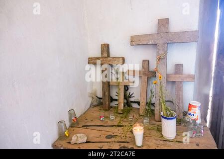 Primitive croci di legno utilizzate nelle cerimonie all'interno della piccola cappella Los Guerrero nell'ex tenuta della Hacienda la Petaca nel villaggio di Los Guerrero, Guanajuato, Messico. Foto Stock