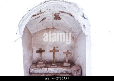 Primitive croci di legno utilizzate nelle cerimonie all'interno della piccola cappella Los Guerrero nell'ex tenuta della Hacienda la Petaca nel villaggio di Los Guerrero, Guanajuato, Messico. Foto Stock