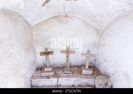 Primitive croci di legno utilizzate nelle cerimonie all'interno della piccola cappella Los Guerrero nell'ex tenuta della Hacienda la Petaca nel villaggio di Los Guerrero, Guanajuato, Messico. Foto Stock