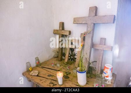 Primitive croci di legno utilizzate nelle cerimonie all'interno della piccola cappella Los Guerrero nell'ex tenuta della Hacienda la Petaca nel villaggio di Los Guerrero, Guanajuato, Messico. Foto Stock