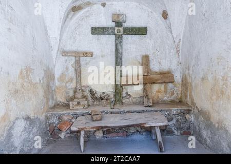 Primitive croci di legno utilizzate nelle cerimonie all'interno della piccola cappella Los Guerrero nell'ex tenuta della Hacienda la Petaca nel villaggio di Los Guerrero, Guanajuato, Messico. Foto Stock