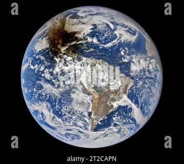 USA. 14 ottobre 2023. L'ombra, o umbra, dalla Luna può essere vista cadere attraverso la costa sud-orientale del Texas, vicino a Corpus Christi. Il 14 ottobre 2023, la Luna si allineò con il Sole e la Terra per produrre un'eclissi solare anulare che si verifica quando la Luna passa davanti al Sole ma è troppo lontana dalla Terra per oscurarla completamente. La Luna si trova alla sua distanza più lontana dalla Terra, nota come il suo apogeo durante un'eclissi anulare, facendola sembrare più piccola nel cielo. Ciò lascia i bordi del Sole esposti in un anello rosso-arancione, soprannominato "anello di fuoco". Un satellite ha catturato un vi terreno Foto Stock