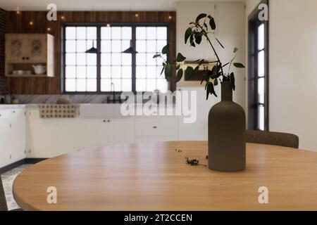 Cucina con un'enfasi sulla superficie del tavolo da cucina con uno sfondo sfocato - un luogo dove posizionare i prodotti. Foto Stock