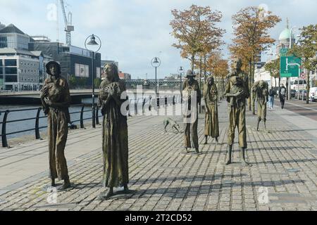 Dublino, Irlanda. 4 ottobre 2023. 20231004: Figure scultoree in bronzo vestite di stracci e impoverite sono viste al Memoriale della carestia lungo Customs House Quay a Dublino. Inaugurato nel 1997, il memoriale onora le vittime della grande carestia che colpì l'Irlanda a metà degli anni '1800, e quelle costrette a lasciare il paese. (Immagine di credito: © Chuck Myers/ZUMA Press Wire) SOLO USO EDITORIALE! Non per USO commerciale! Foto Stock