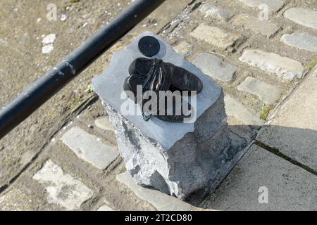 Dublino, Irlanda. 4 ottobre 2023. 20231004: Le scarpe in bronzo scolpite fanno parte del Memoriale della carestia lungo Customs House Quay a Dublino. Inaugurato nel 1997, il memoriale onora le vittime della grande carestia che colpì l'Irlanda a metà degli anni '1800, e quelle costrette a lasciare il paese a causa della fame. (Immagine di credito: © Chuck Myers/ZUMA Press Wire) SOLO USO EDITORIALE! Non per USO commerciale! Foto Stock