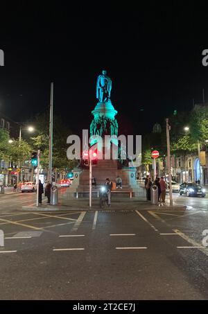 Dublino, Irlanda. 9 ottobre 2023. 20231009: Il monumento Daniel o'Connell in OÃConnell Street, di fronte al ponte OÃConnell, è visibile di notte a Dublino, in Irlanda. (Immagine di credito: © Chuck Myers/ZUMA Press Wire) SOLO USO EDITORIALE! Non per USO commerciale! Foto Stock