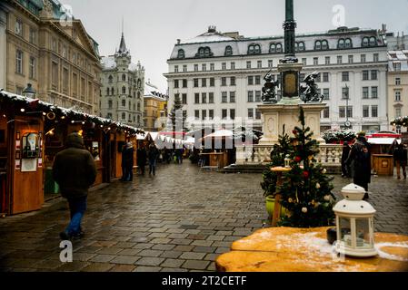 Piazza Freyung, architettura neoclassica e storica a Vienna, Austria. Foto Stock