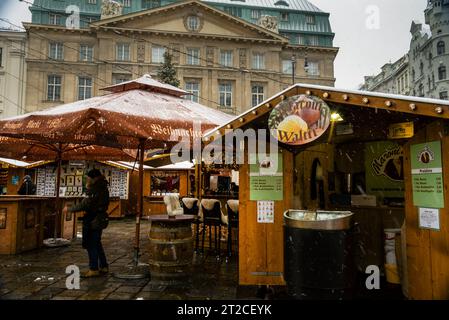 Piazza Am Hof e architettura neoclassica a Vienna, Austria. Foto Stock