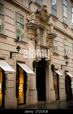 Portale d'ingresso barocco al Palazzo Orsini-Rosenberg a Vienna, Austria. Foto Stock