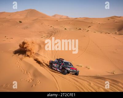 202 YACOPINI Juan Cruz (arg), OLIVERAS CARRERAS Daniel (spa), Toyota Hilux Overdrive, FIA W2RC, azione durante la fase 5 del Rallye du Maroc 2023, il 18 ottobre 2023 intorno a Merzouga, Marocco Foto Stock