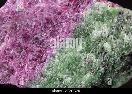 Closeup Ruby Zoisite (Anyolite), estratto in Tanzania. Rubino rosso, Zoisite verde e parassita nero visibili. Foto Stock