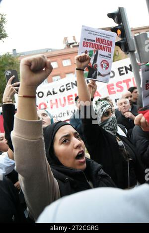 Madrid, Spagna. 18 ottobre 2023. Circa 300 persone si sono riunite questo mercoledì pomeriggio davanti all'ambasciata israeliana in Spagna, in via Velazquez a Madrid, per protestare contro gli attacchi a Gaza. (Immagine di credito: © Richard Zubelzu/ZUMA Press Wire) SOLO USO EDITORIALE! Non per USO commerciale! Foto Stock