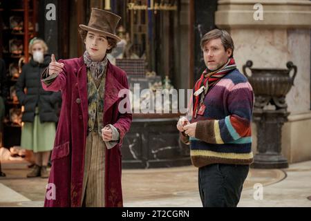 DATA DI USCITA: 15 dicembre 2023. TITOLO: Wonka. STUDIO: Warner Bros. DIRETTORE: Paul King. TRAMA: La storia si concentrerà specificamente su un giovane Willy Wonka e su come ha incontrato gli Oompa-Loompas in una delle sue prime avventure. PROTAGONISTI: TIMOTHEE CHALAMET e il regista PAUL KING sul set. (Immagine di credito: © Warner Bros/Entertainment Pictures/ZUMAPRESS.com) SOLO PER USO EDITORIALE! Non per USO commerciale! Foto Stock