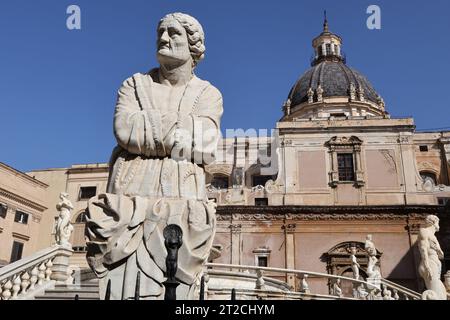 Statua sulla Fontana di Pretoria (detta anche Fontana della vergogna) in Piazza Pretoria con la Chiesa di Santa Caterina sullo sfondo Foto Stock