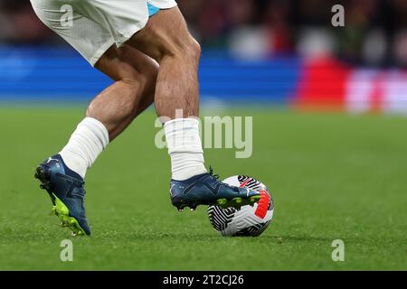 Londra, Regno Unito. 17 ottobre 2023. Un primo piano di gambe, stivali e pallone da partita di Jack Grealish d'Inghilterra in azione. Inghilterra contro Italia, partita di qualificazione a UEFA Euro 2024 gruppo di calcio internazionale C al Wembley Stadium di Londra martedì 17 ottobre 2023. Solo per uso editoriale. foto di Andrew Orchard/Andrew Orchard fotografia sportiva/Alamy Live News Credit: Andrew Orchard fotografia sportiva/Alamy Live News Foto Stock