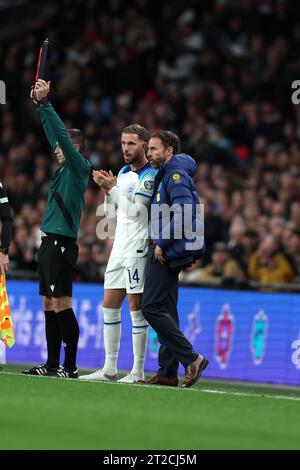 Londra, Regno Unito. 17 ottobre 2023. Gareth Southgate, l'allenatore/allenatore dell'Inghilterra con Jordan Henderson dell'Inghilterra (14) in attesa di andare avanti. Inghilterra contro Italia, partita di qualificazione a UEFA Euro 2024 gruppo di calcio internazionale C al Wembley Stadium di Londra martedì 17 ottobre 2023. Solo per uso editoriale. foto di Andrew Orchard/Andrew Orchard fotografia sportiva/Alamy Live News Credit: Andrew Orchard fotografia sportiva/Alamy Live News Foto Stock