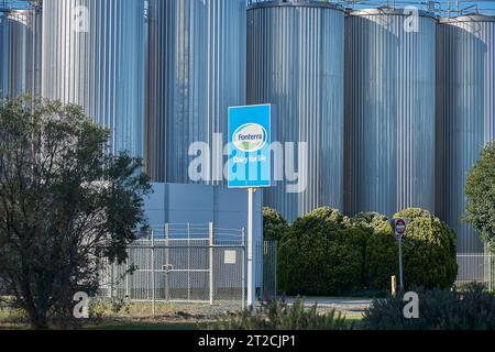 19 ottobre 2023 Stanhope Victoria Australia. La fabbrica di Fonterra, dove i lavoratori del settore lattiero-caseario trasportano i conducenti di autocisterne per il latte che percepiscono una retribuzione migliore per far fronte all'aumento dei costi delle pressioni di sussistenza Foto Stock