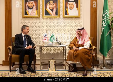 Il Segretario di Stato Antony J. Blinken incontra il Ministro degli Esteri saudita, il Principe Faysal bin Farhan, presso il Ministero degli affari Esteri a Riyadh, Arabia Saudita, 14 ottobre 2023. [Foto del Dipartimento di Stato di Chuck Kennedy/pubblico dominio] Foto Stock